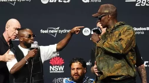 Video: Na UFC v Sydney bylo veselo! Show řídil šampion Adesanya, který se pohádal rovnou se dvěma soupeři