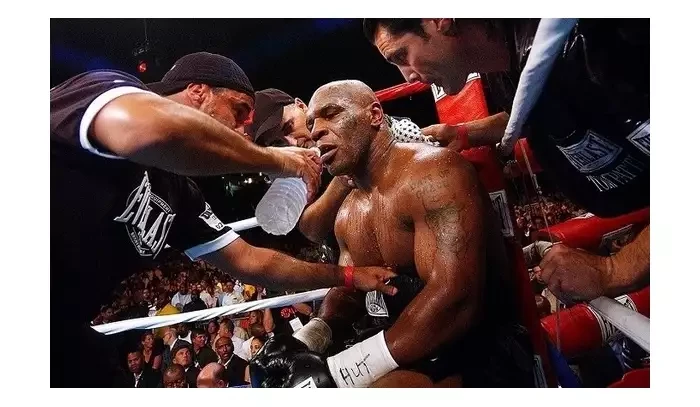 Mike Tyson odhalil, proč po duelu s Kevinem McBridem pověsil rukavice na hřebík