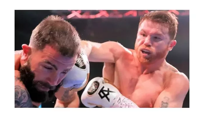 VIDEO: Canelo Álvarez přepsal historii boxu! Zdemoloval Planta a stal nezpochybnitelným šampionem!