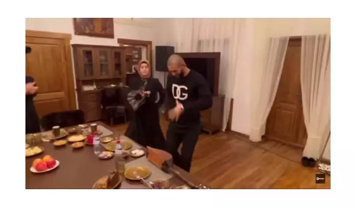 VIDEO: Chimaev na soukromé party předvedl své taneční dovednosti. Takto se bavil za asistence Kadyrova