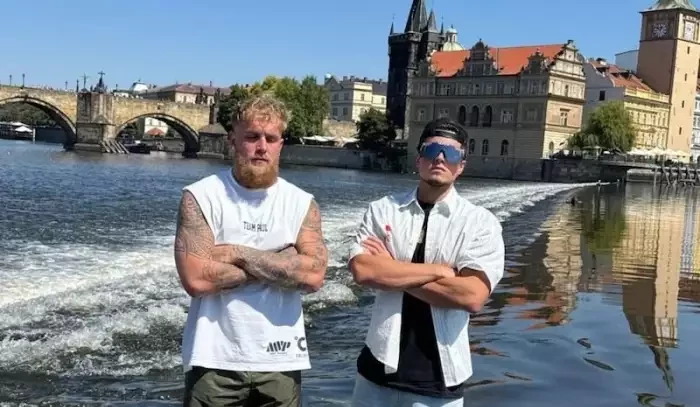 Luxus, alkohol, peníze a šílenství fanoušků na každém kroku! Takhle si užívají miliardář Jake Paul a Jon Marianek v Praze