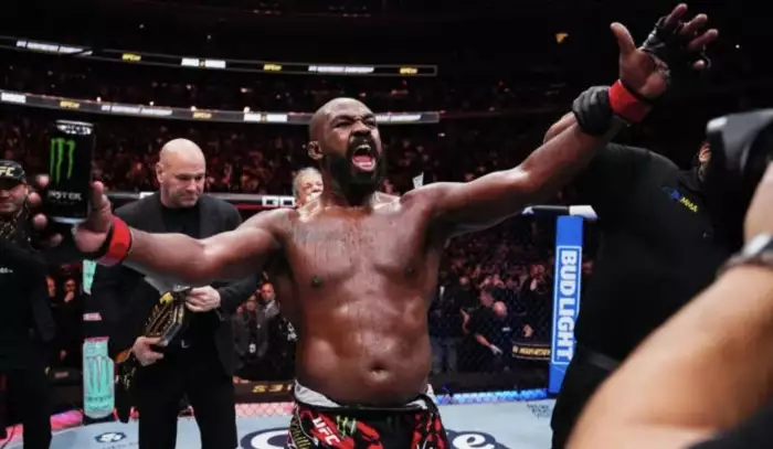 Miocic půlku zápasu prospal, ale Jon Jones je opravdový GOAT! reagují hvězdy UFC