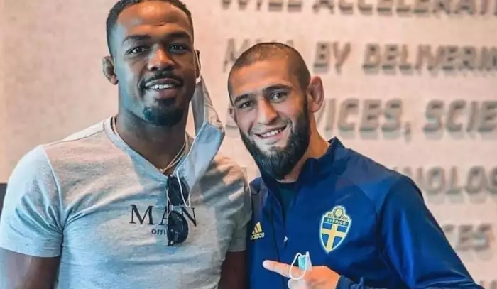 Přes rivalitu k uznání. Jon Jones věstí Khamzatu Chimaevovi zářivou budoucnost