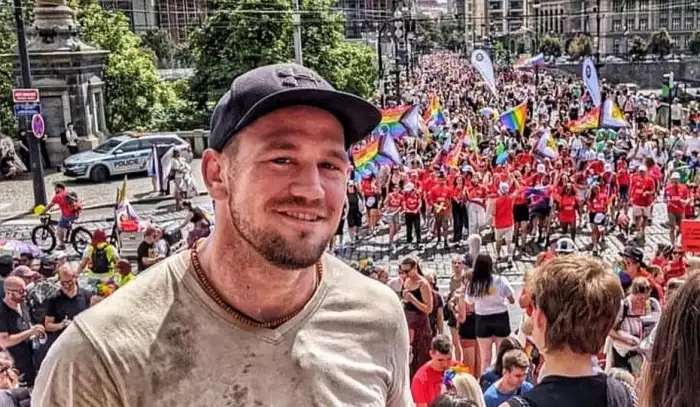 Šok pro fanoušky MMA! Viktor Pešta vyrazil na Prague Pride a vzkazuje: Podporuju to