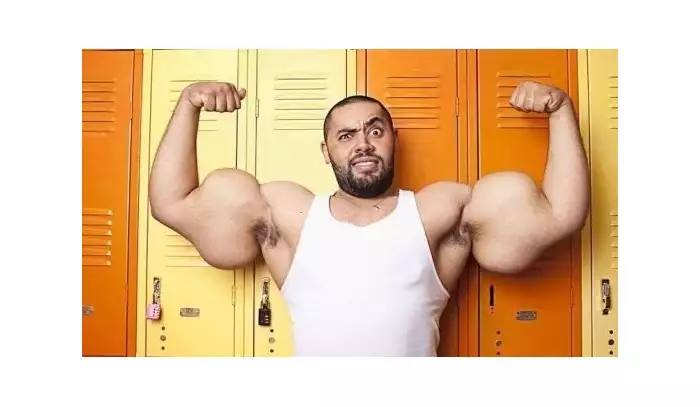 Skutečný Pepek námořník. Egypťan má největší bicepsy světa. Cosi tu ale nehraje