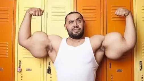 Skutečný Pepek námořník. Egypťan má největší bicepsy světa. Cosi tu ale nehraje