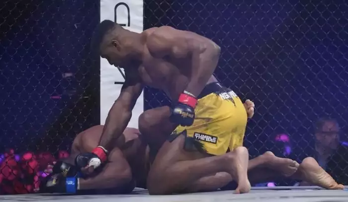 Z těhle záběrů mrazí! Francis Ngannou zatloukl soupeře doslova do země