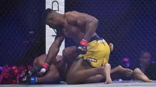 Z těhle záběrů mrazí! Francis Ngannou zatloukl soupeře doslova do země