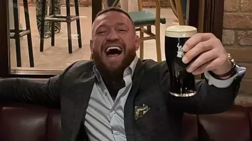 Už dlouho jsem se takhle nesťal, dělá si Conor McGregor srandu ze svého celonočního flámu. Fanoušci ovšem zuří 