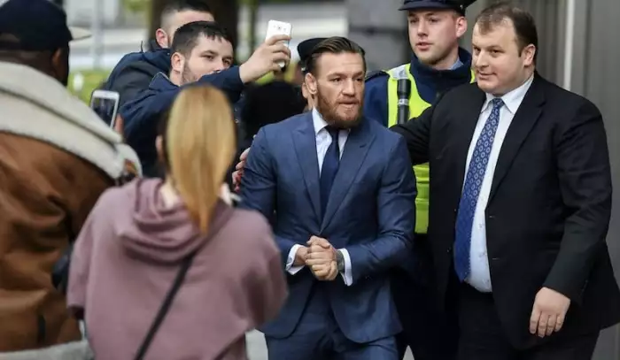 A zase ten kokain! McGregor byl první den u soudu za znásilnění. Důkazy jsou přesvědčivé