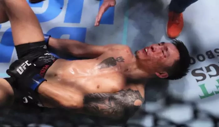 VIDEO: Nechutný úder do slabin a UFC zápasník šel k zemi! Mám opravdu krásně nakopané oříšky, vzkázal z nemocnice