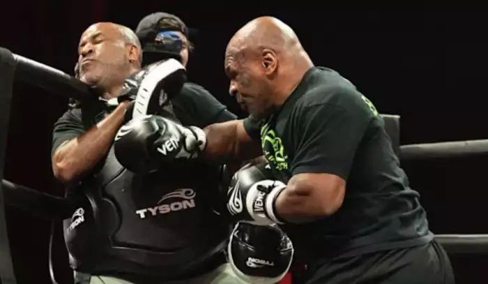 VIDEO: Mike Tyson na otevřeném tréninku popřel mýty o věku. Bomby jako zamlada!