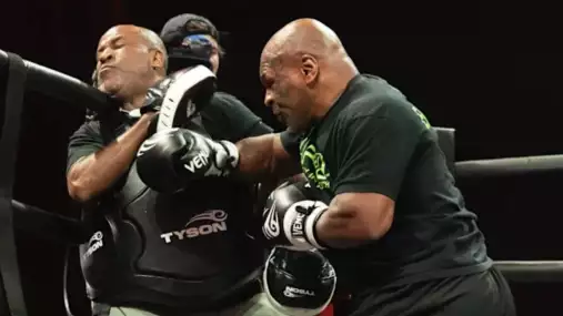 VIDEO: Mike Tyson na otevřeném tréninku popřel mýty o věku. Bomby jako zamlada!