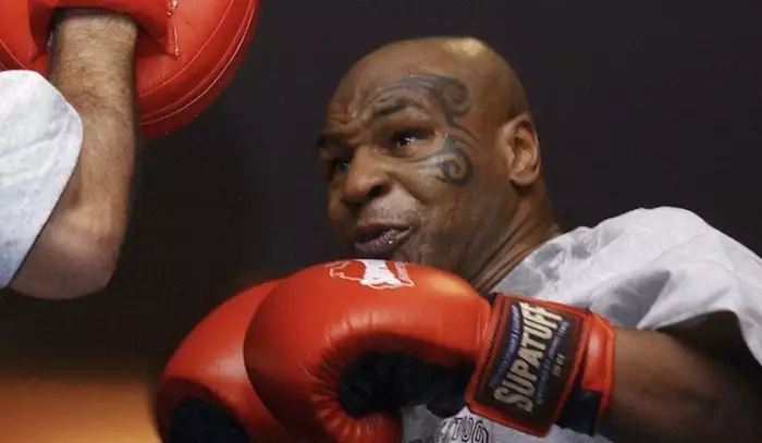 To jsou granáty! Mike Tyson na lapách ukázal, že věk je jenom číslo. Fanoušci žasnou 