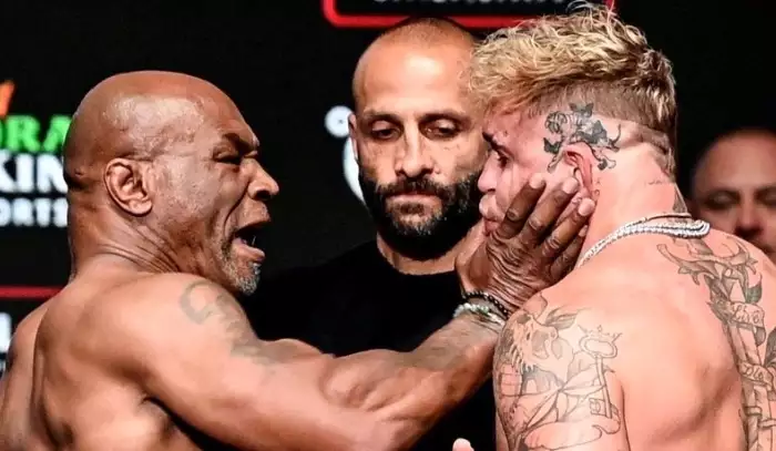 VIDEO: Mike Tyson napálil Jakea Paula už na staredownu. Ten zůstal civět. Emoce proudí 