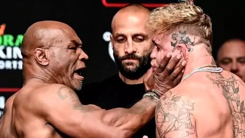 VIDEO: Mike Tyson napálil Jakea Paula už na staredownu. Ten zůstal civět. Emoce proudí 