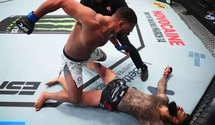 Oči v sloup, tělo bez života: UFC bojovník zasadil ránu, po které zůstalo mrazivé ticho