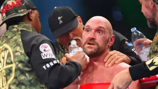 VIDEO: Tyson Fury se opil v baru, musela ho vyvést ochranka. Pak si nabil pusu o chodník 