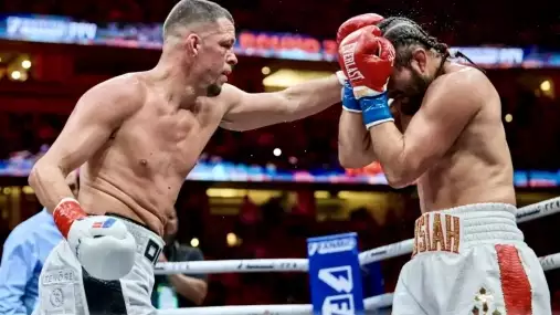 I mistr tesař se někdy utne. Podívejte se, jak Nate Diaz místo soupeře napálil sám sebe