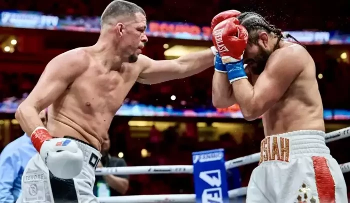 I mistr tesař se někdy utne. Podívejte se, jak Nate Diaz místo soupeře napálil sám sebe