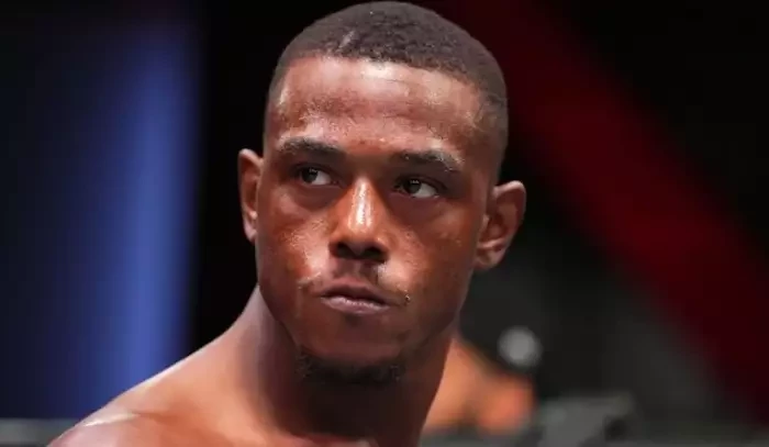VIDEO: Influencer provokoval bývalého UFC šampiona. Skončil se dvěma zlomenými žebry