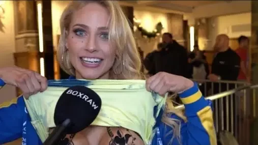 Nejkrásnější boxerka světa je těhotná, ale ani to ji nezastavilo ve škádlení fanoušků