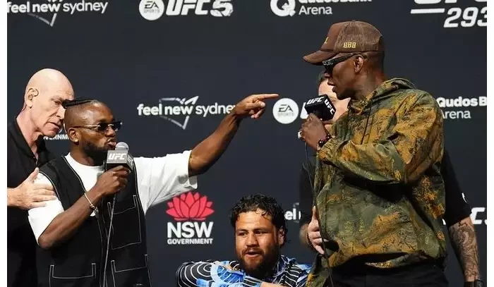Video: Na UFC v Sydney bylo veselo! Show řídil šampion Adesanya, který se pohádal rovnou se dvěma soupeři