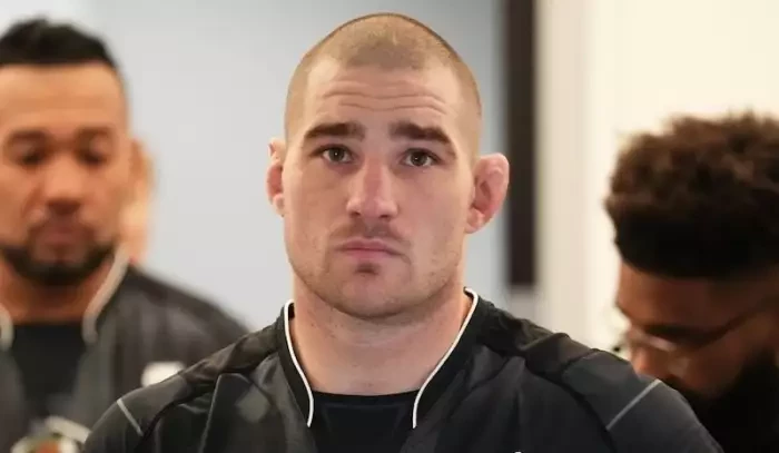 VIDEO: Bývalý UFC šampion dal tvrdou lekci nezkušenému influencerovi. Žádosti o předčasné zrušení zápasu ignoroval