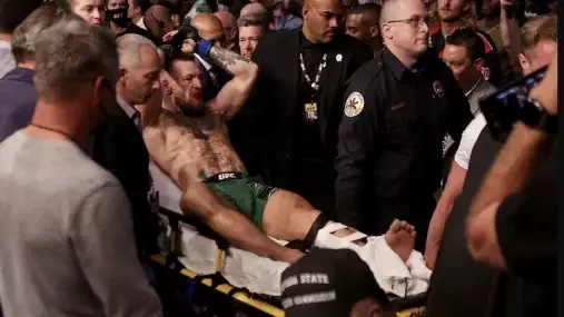 McGregorova cesta k úpadku: Od milionového boxu k bolestivé zlomenině nohy