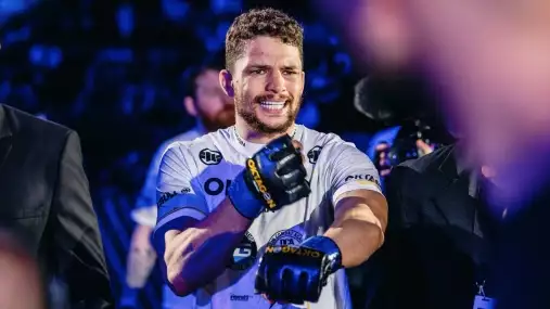 Z Oktagonu rovnou do pekla! Shema Rocka v UFC čeká neporažený zabiják