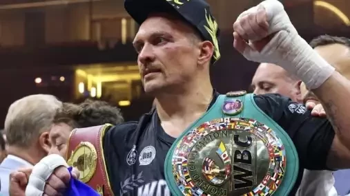 Trhliny v trůnu. Usyk hlásí zranění, hrozí uvolnění titulu