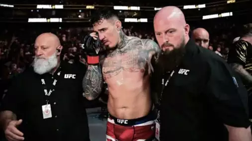 Tom Aspinall přiznal, že v nemocnici přemýšlel o konci kariéry