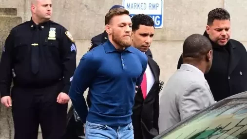 Soud, který se táhl 4 roky. McGregor svým útokem poslal Chiesu na šití, pak platil pokutu