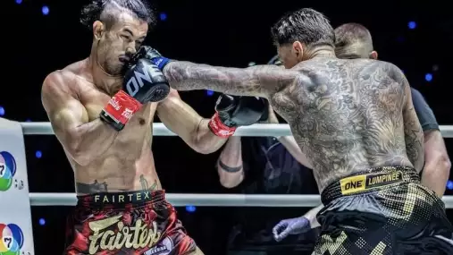 Vyřídil ho bez milosti: Muaythai Aquaman padl po tvrdém kontru od Niekyho