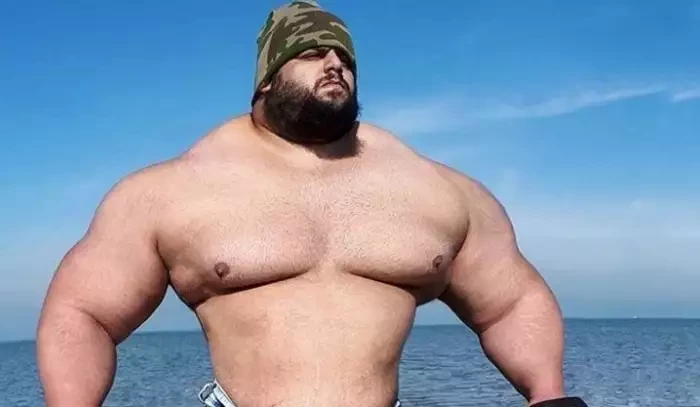 Trenér konečně prozradil, proč si Íránský Hulk na veřejnosti nikdy nesundal triko