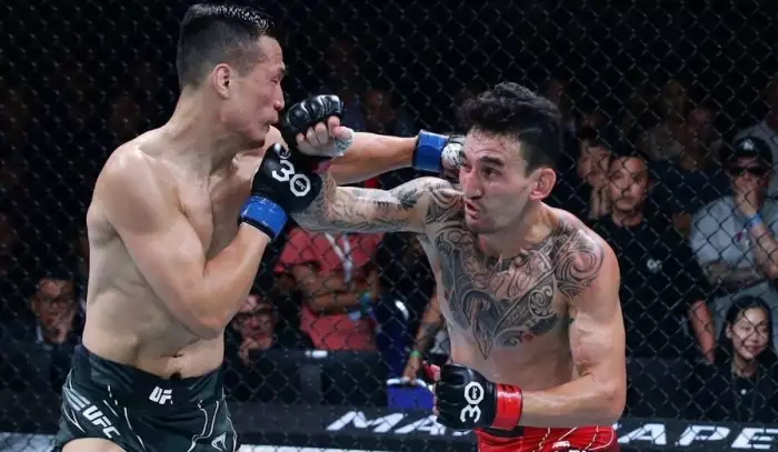 VIDEO UFC Singapur: Smith otočil prohraný zápas. Holloway poslal knockoutem Korejskou Zombie do důchodu